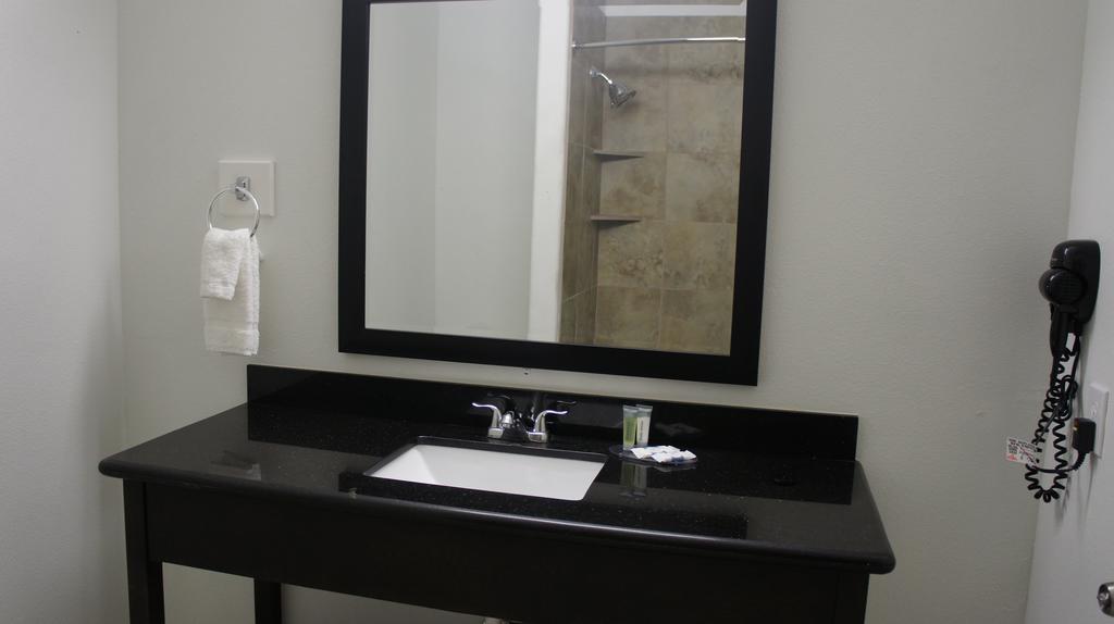 Lux Inn And Suites Three Rivers Habitación foto